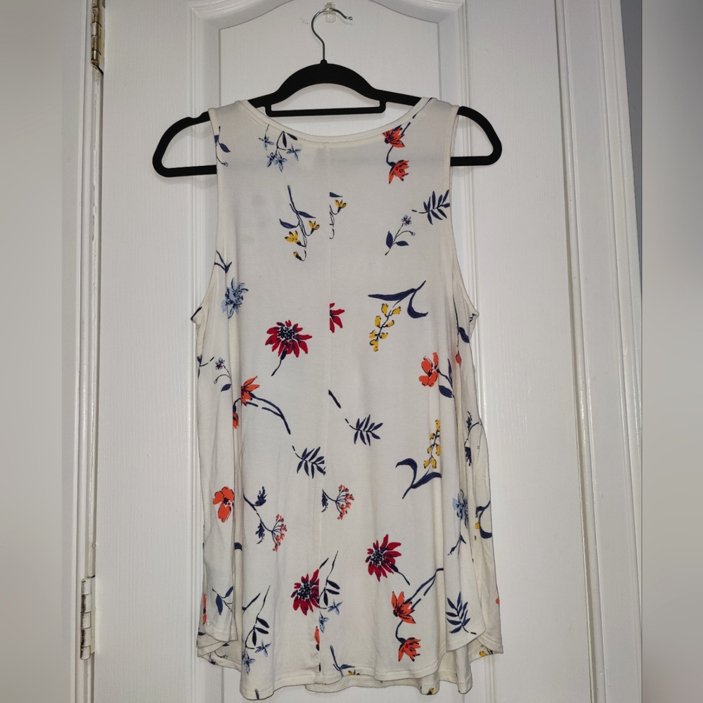 Luxe Scoop Neck Floral Tank - Picture 2 of 5